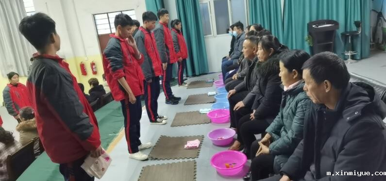 必威betway中文官网学校感恩节之给父母洗脚 必威betway中文官网学校感恩节之给父母洗脚_m.xinmiyue.com