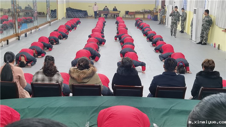 必威betway中文官网学校感恩节之十跪父母 必威betway中文官网学校感恩节之十跪父母_m.xinmiyue.com