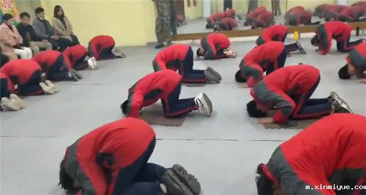 必威betway中文官网学校感恩节之十跪父母 必威betway中文官网学校感恩节之十跪父母_m.xinmiyue.com