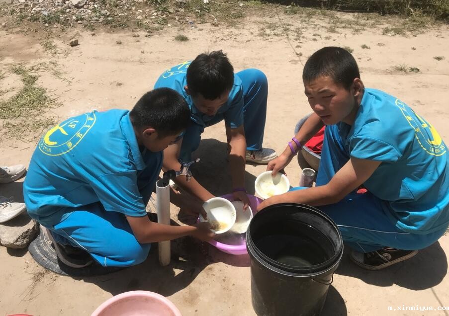 入住贫困家庭,孩子生活在贫困山村怎么保持开朗乐观,勤奋好学? 入住贫困家庭,孩子生活在贫困山村怎么保持开朗乐观,勤奋好学?_m.xinmiyue.com