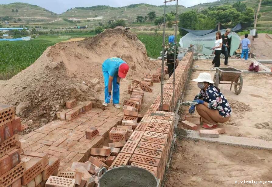 搬砖体验,贫困山村农户靠什么供孩子读上大学? 搬砖体验,贫困山村农户靠什么供孩子读上大学?_m.xinmiyue.com