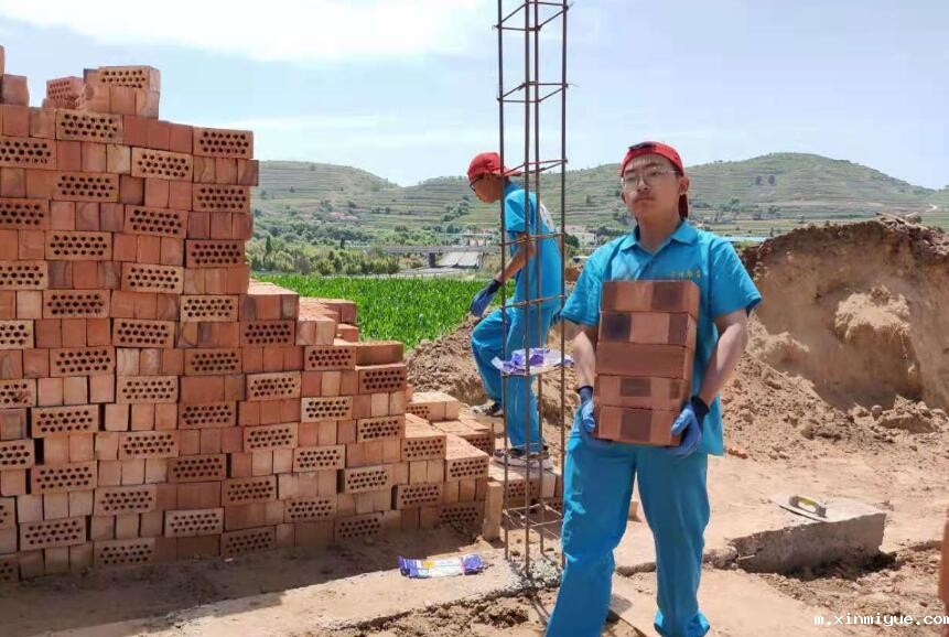 搬砖体验,贫困山村农户靠什么供孩子读上大学? 搬砖体验,贫困山村农户靠什么供孩子读上大学?_m.xinmiyue.com