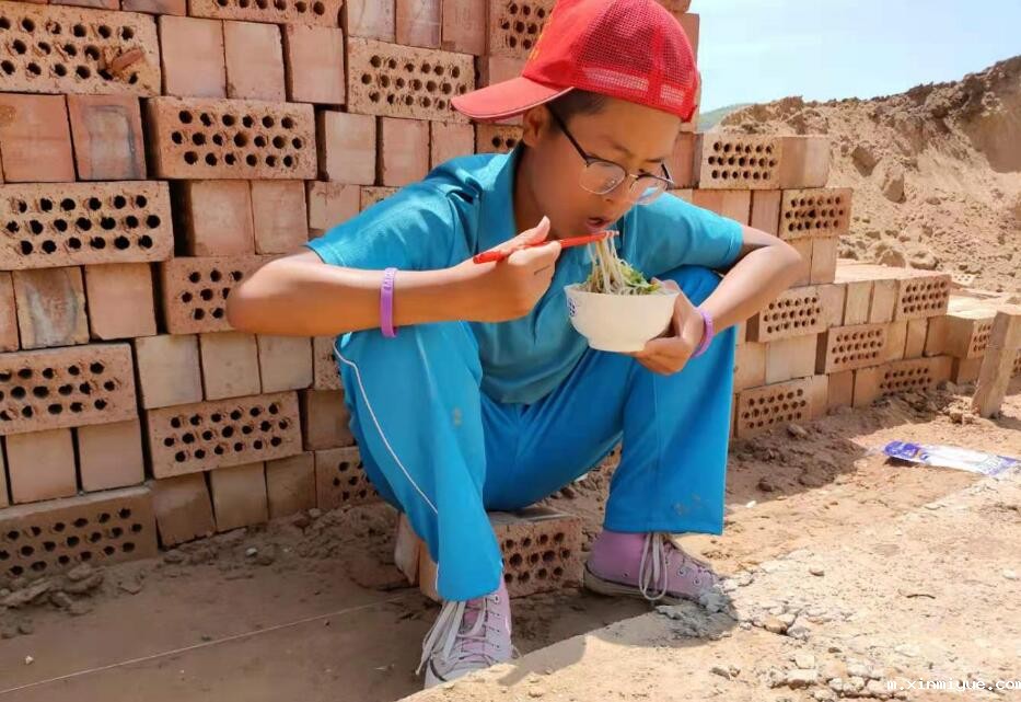 搬砖体验,贫困山村农户靠什么供孩子读上大学? 搬砖体验,贫困山村农户靠什么供孩子读上大学?_m.xinmiyue.com