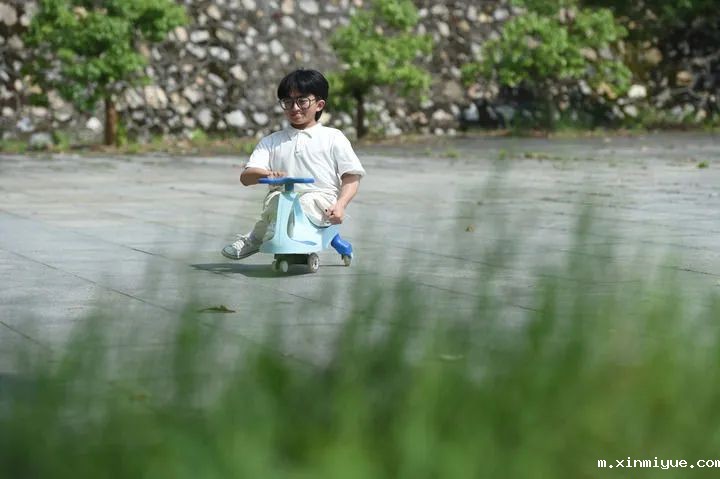 他驾着扭扭车参加高考,原因让人心疼! 他驾着扭扭车参加高考,原因让人心疼!_m.xinmiyue.com
