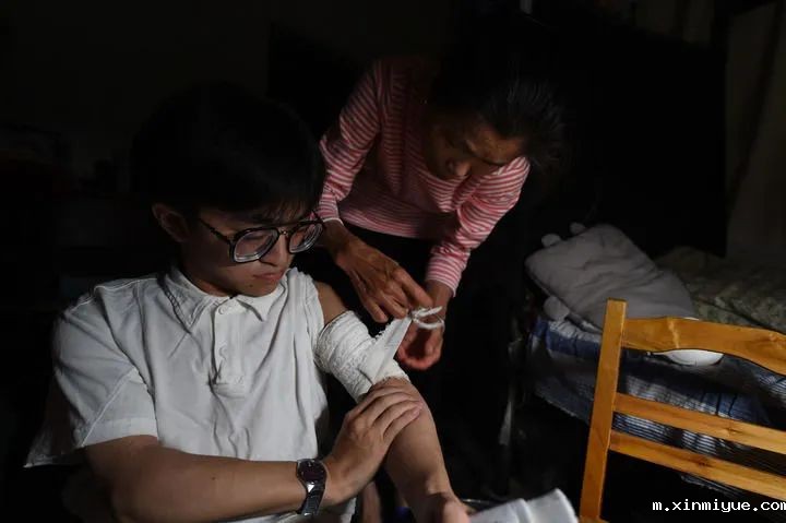 他驾着扭扭车参加高考,原因让人心疼! 他驾着扭扭车参加高考,原因让人心疼!_m.xinmiyue.com