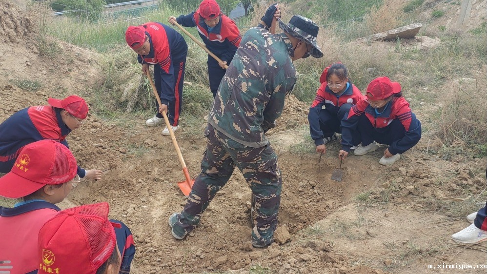 必威betway中文官网「2023年成长不烦恼」夏令营第四天:甘当环卫工 体验山村生活的苦与不易 必威betway中文官网「2023年成长不烦恼」夏令营第四天:甘当环卫工 体验山村生活的苦与不易_m.xinmiyue.com