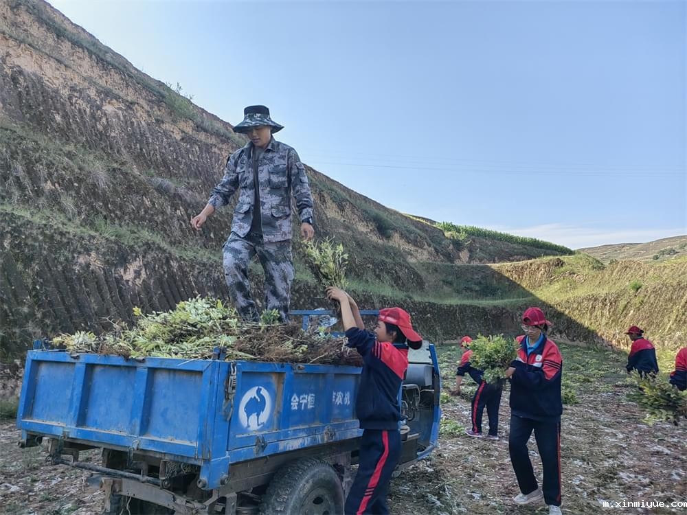 必威betway中文官网「2023年成长不烦恼」夏令营二期第12天:走进胡麻地 干农活话农事知农情 必威betway中文官网「2023年成长不烦恼」夏令营二期第12天:走进胡麻地 干农活话农事知农情_m.xinmiyue.com