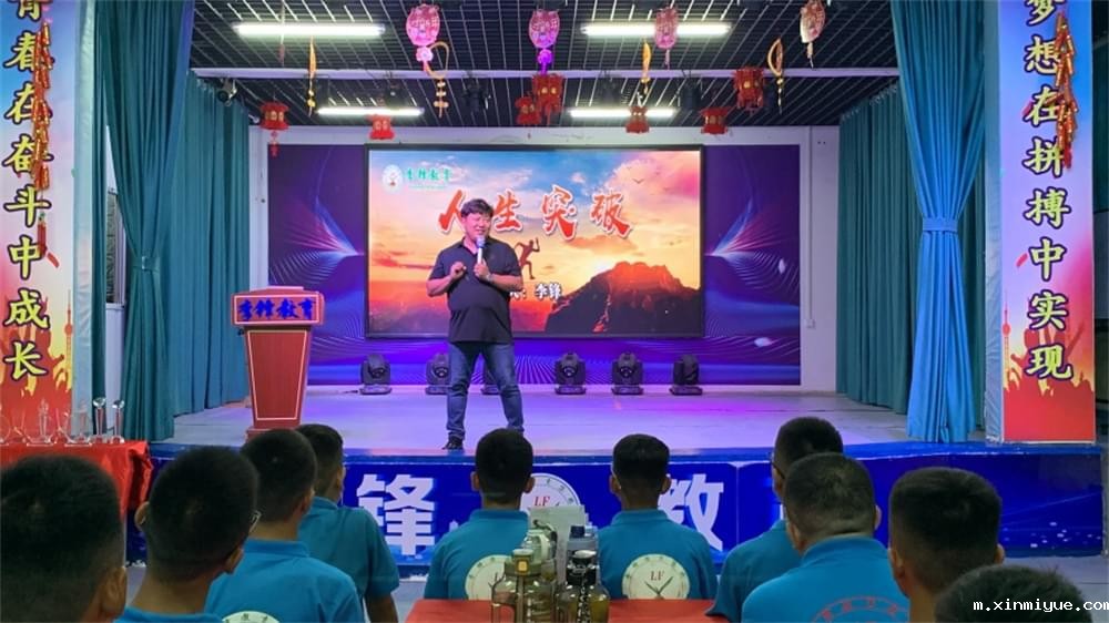 你低头刷手机的每一秒,都在偷走孩子的人生可能性 你低头刷手机的每一秒,都在偷走孩子的人生可能性_m.xinmiyue.com