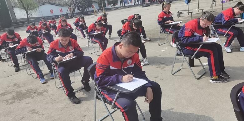 必威登录入口平台官网心理教育中心怎么改变自卑的孩子？_m.xinmiyue.com