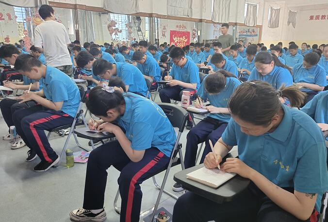 青春期的孩子为什么不爱与父母沟通呢？_m.xinmiyue.com