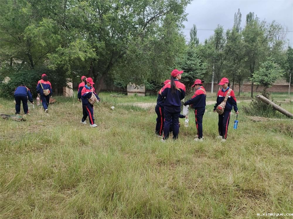2021年必威betway中文官网「成长不烦恼」夏令营第三天之助农施肥、军训跑步过端午_m.xinmiyue.com