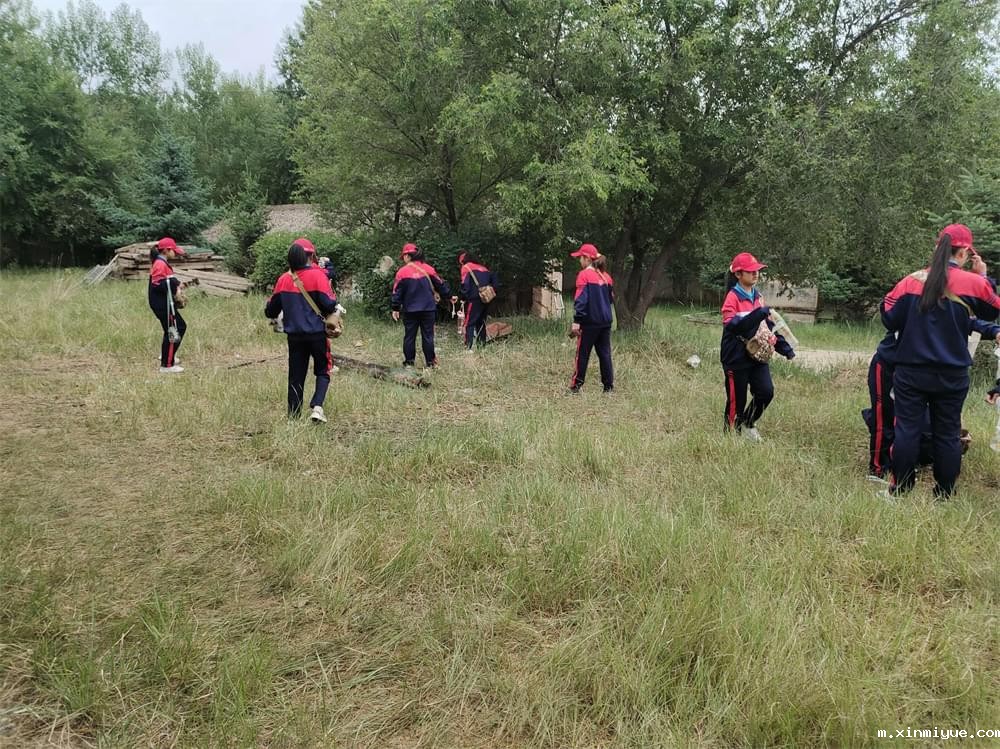 2021年必威betway中文官网「成长不烦恼」夏令营第三天之助农施肥、军训跑步过端午_m.xinmiyue.com