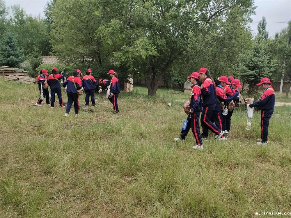 2021年必威betway中文官网「成长不烦恼」夏令营第三天之助农施肥、军训跑步过端午_m.xinmiyue.com