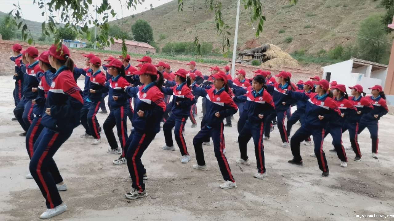 2021年必威betway中文官网「成长不烦恼」夏令营第三天之助农施肥、军训跑步过端午_m.xinmiyue.com