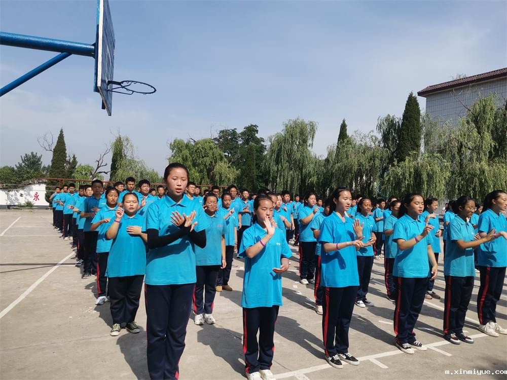 青春期的孩子在学校拉帮结派怎么办，父母如何帮助孩子确定自己的择友标准！_m.xinmiyue.com