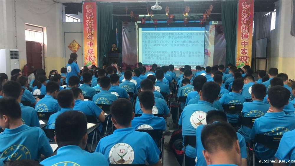 青春期的孩子在学校拉帮结派怎么办，父母如何帮助孩子确定自己的择友标准！_m.xinmiyue.com