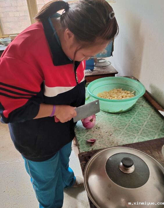 七口人的贫困家庭，怎样给三兄弟好的教育？_m.xinmiyue.com