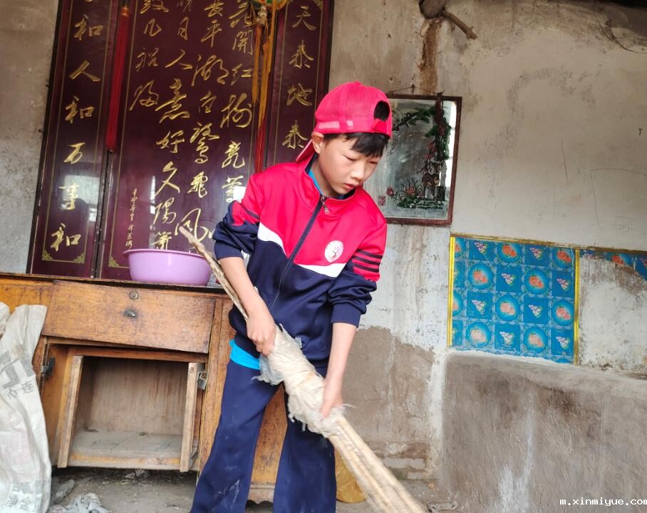 七口人的贫困家庭，怎样给三兄弟好的教育？_m.xinmiyue.com