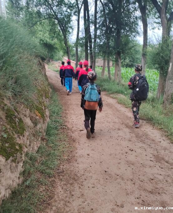 七口人的贫困家庭，怎样给三兄弟好的教育？_m.xinmiyue.com