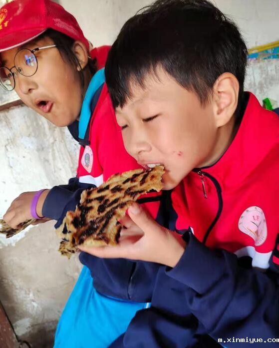 七口人的贫困家庭，怎样给三兄弟好的教育？_m.xinmiyue.com