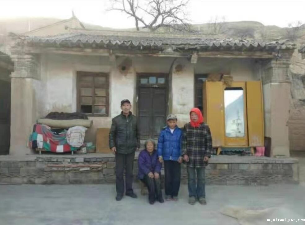 曹鹏 四口之家 年入不足5000元_m.xinmiyue.com