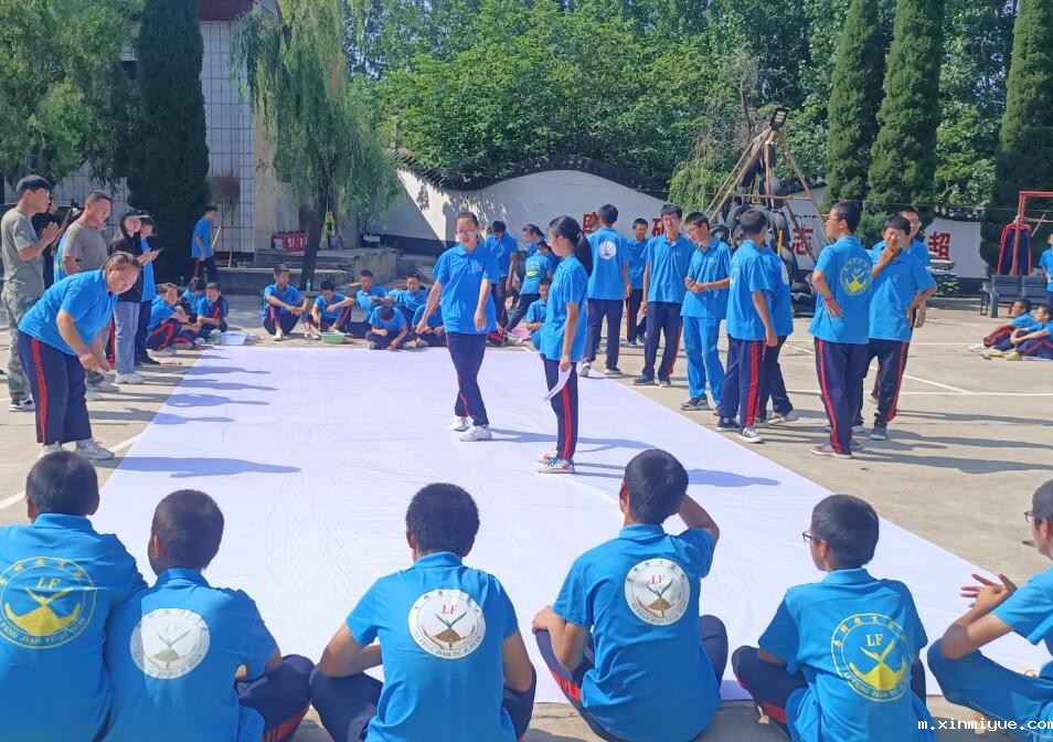 必威betway中文官网全体师生共绘巨画为河南防汛助力加油！_m.xinmiyue.com