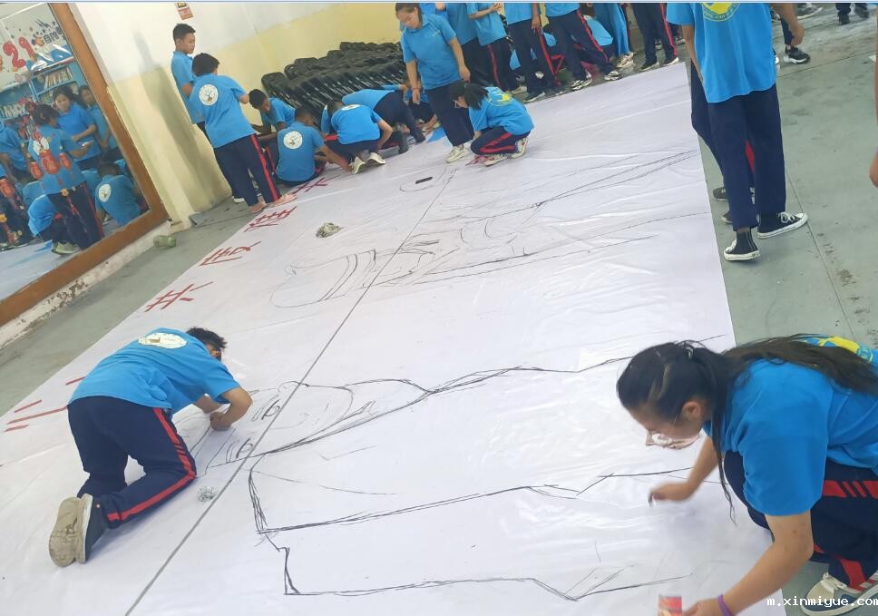 必威betway中文官网全体师生共绘巨画为河南防汛助力加油！_m.xinmiyue.com