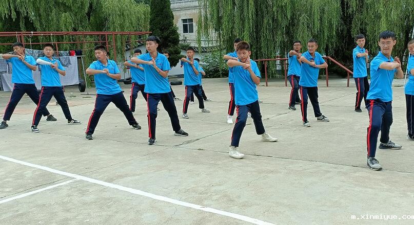 跟性格孤僻的孩子该怎么沟通？_m.xinmiyue.com