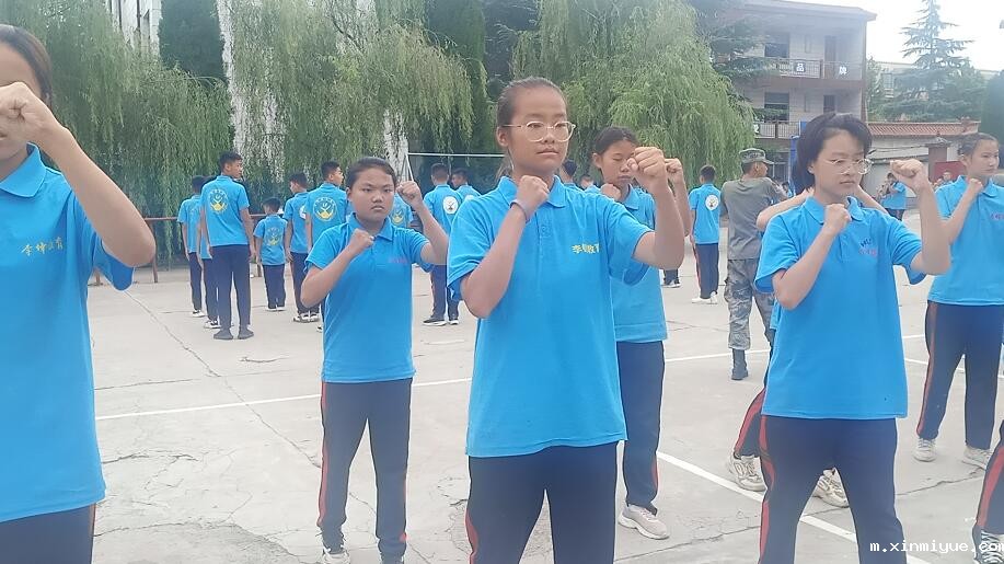 跟性格孤僻的孩子该怎么沟通？_m.xinmiyue.com