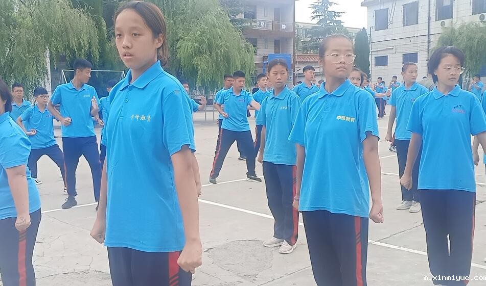 孩子遇到事情不爱跟别人沟通自己藏心里该怎么办？_m.xinmiyue.com