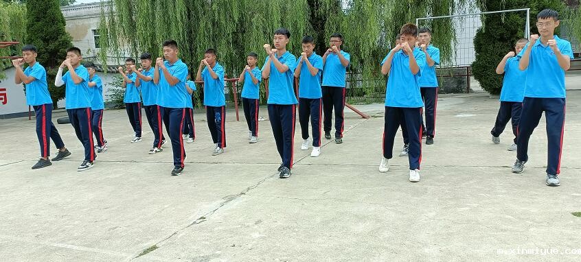 孩子遇到事情不爱跟别人沟通自己藏心里该怎么办？_m.xinmiyue.com