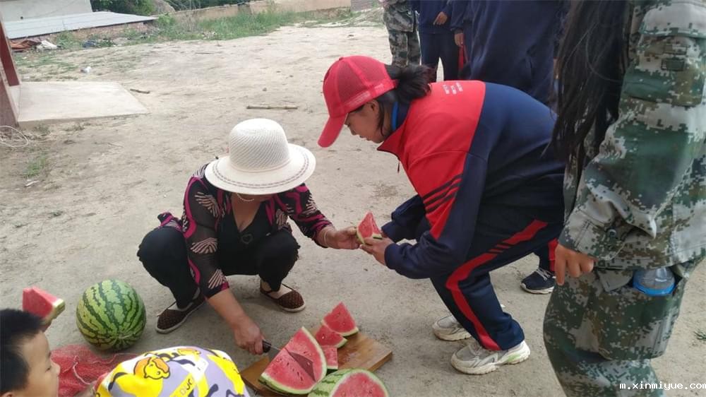 初一女孩从自卑内向到天真活泼，你觉得她经历了什么！_m.xinmiyue.com