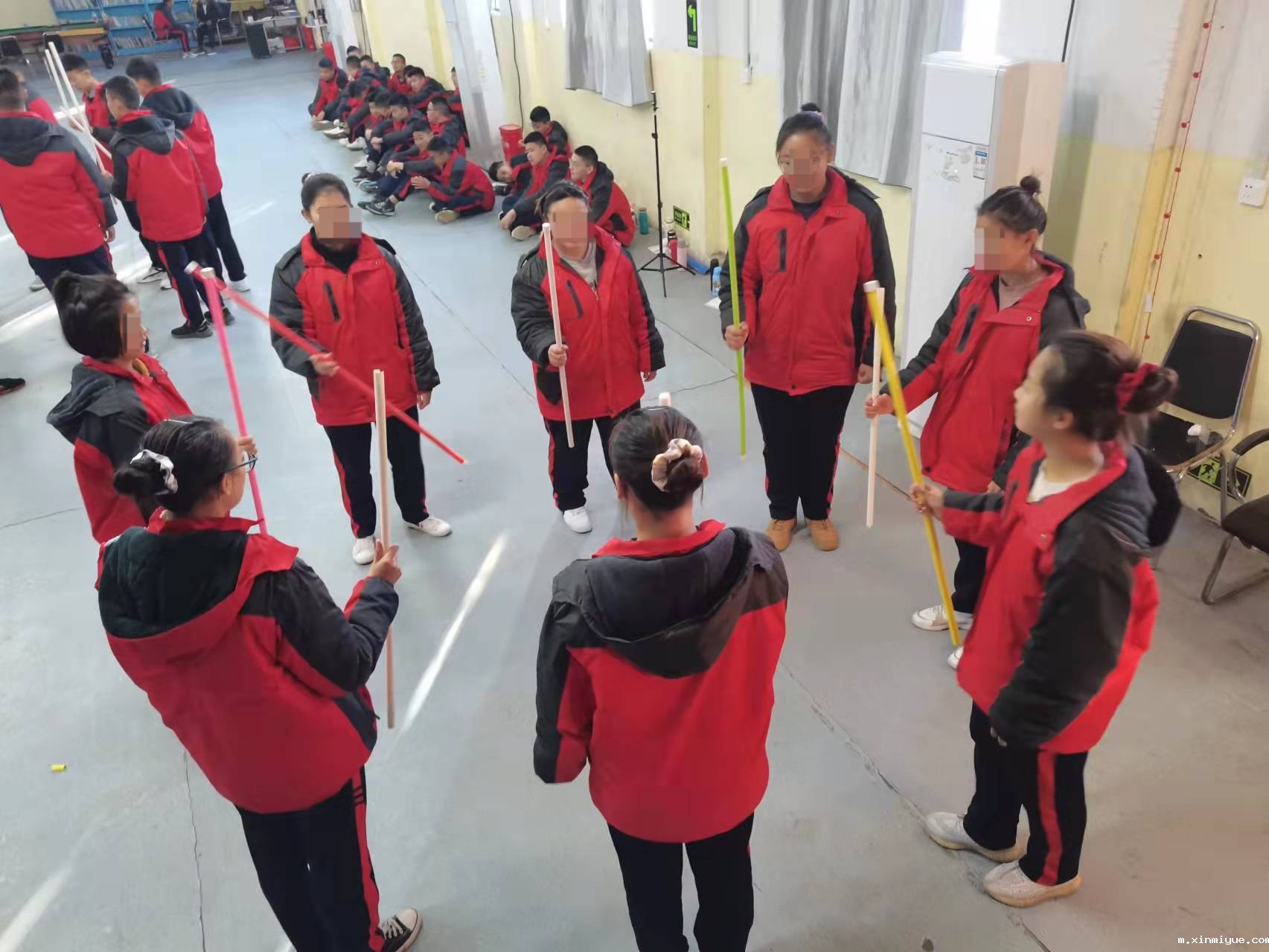 初一女孩从自卑内向到天真活泼，你觉得她经历了什么！_m.xinmiyue.com