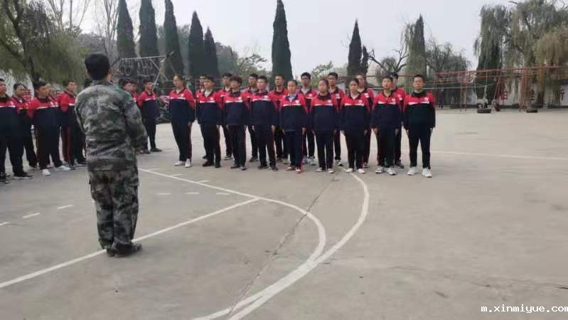 初一女孩从自卑内向到天真活泼，你觉得她经历了什么！_m.xinmiyue.com