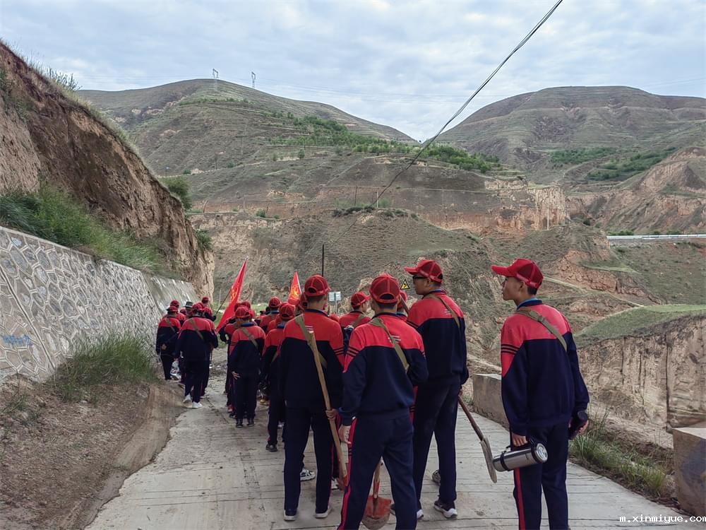 必威betway中文官网「2023年成长不烦恼」夏令营二期第2天：拔扁豆虽苦虽累，但劳动乐趣无限！_m.xinmiyue.com