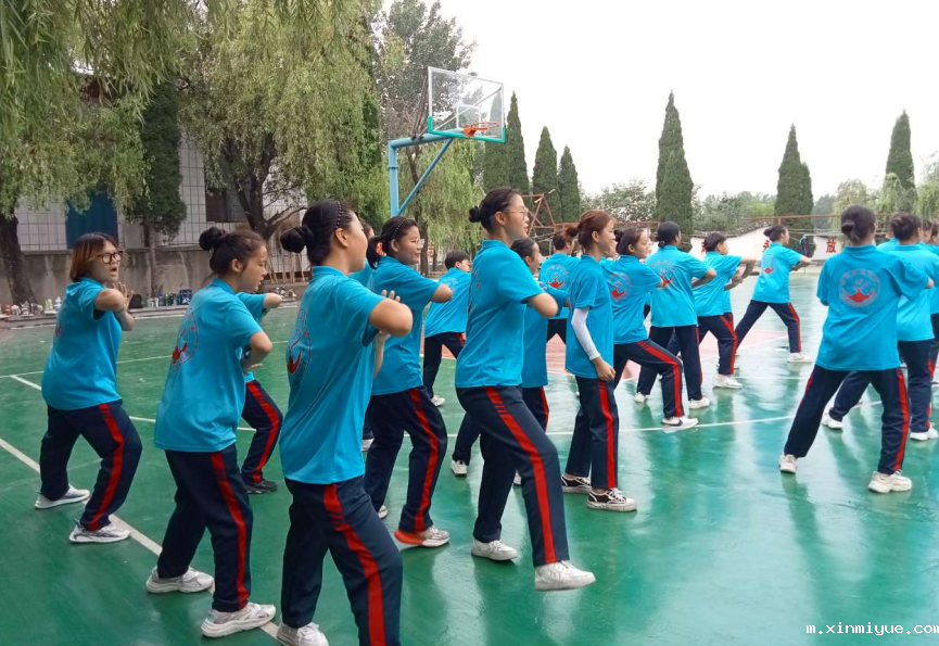  孩子被校园霸凌后，父母该让孩子打回去吗，看看聪明的家长怎么做？_m.xinmiyue.com