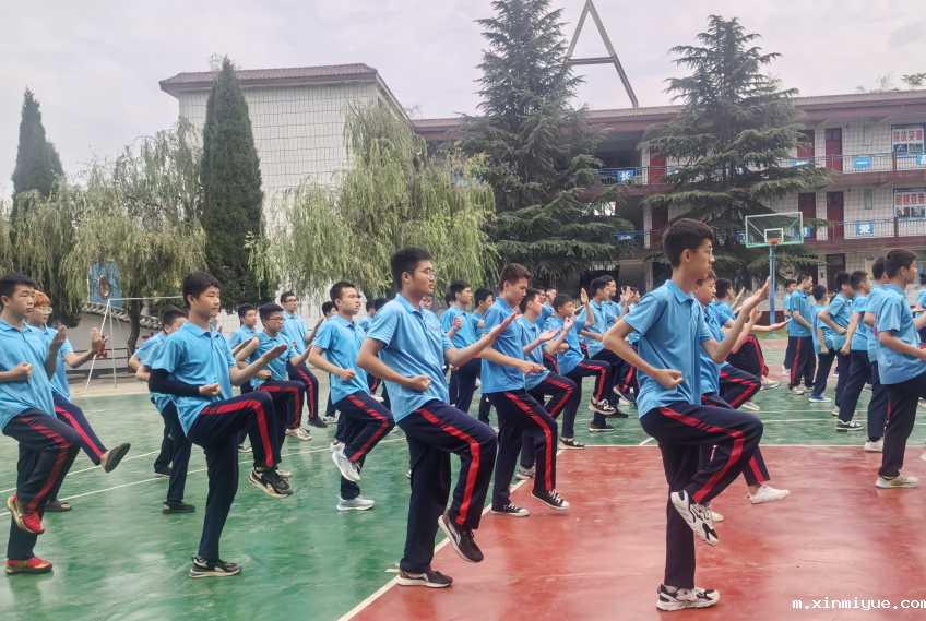 孩子成长的路上莫＂过度保护＂，适当的放手，便于孩子独立面对生活！_m.xinmiyue.com