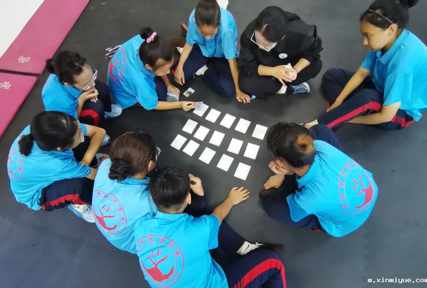 孩子成长的路上莫＂过度保护＂，适当的放手，便于孩子独立面对生活！_m.xinmiyue.com