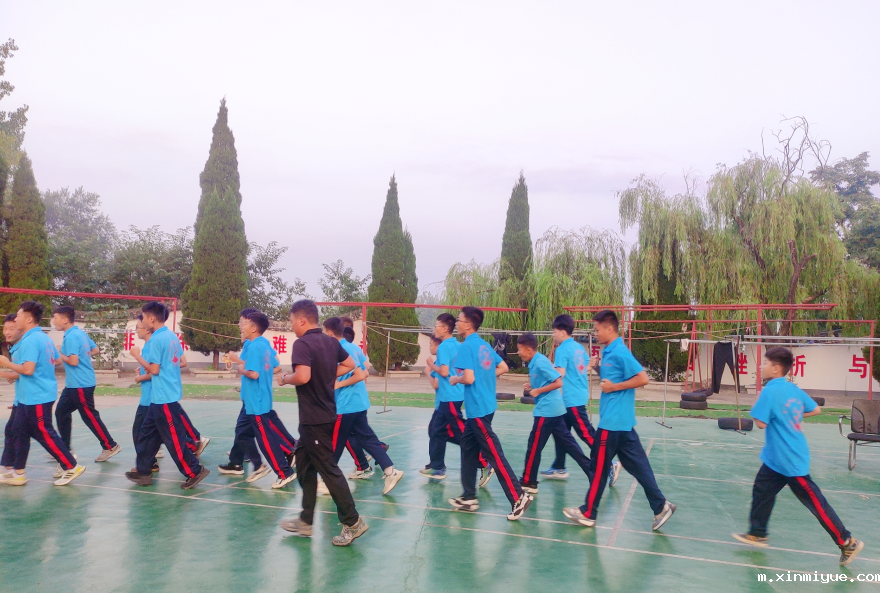 孩子成长的路上莫＂过度保护＂，适当的放手，便于孩子独立面对生活！_m.xinmiyue.com