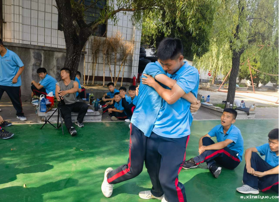 孩子成长的路上莫＂过度保护＂，适当的放手，便于孩子独立面对生活！_m.xinmiyue.com