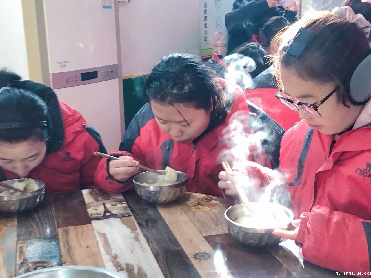 冬至佳节，必威betway中文官网学子齐聚一堂，包饺子品味温馨时光_m.xinmiyue.com