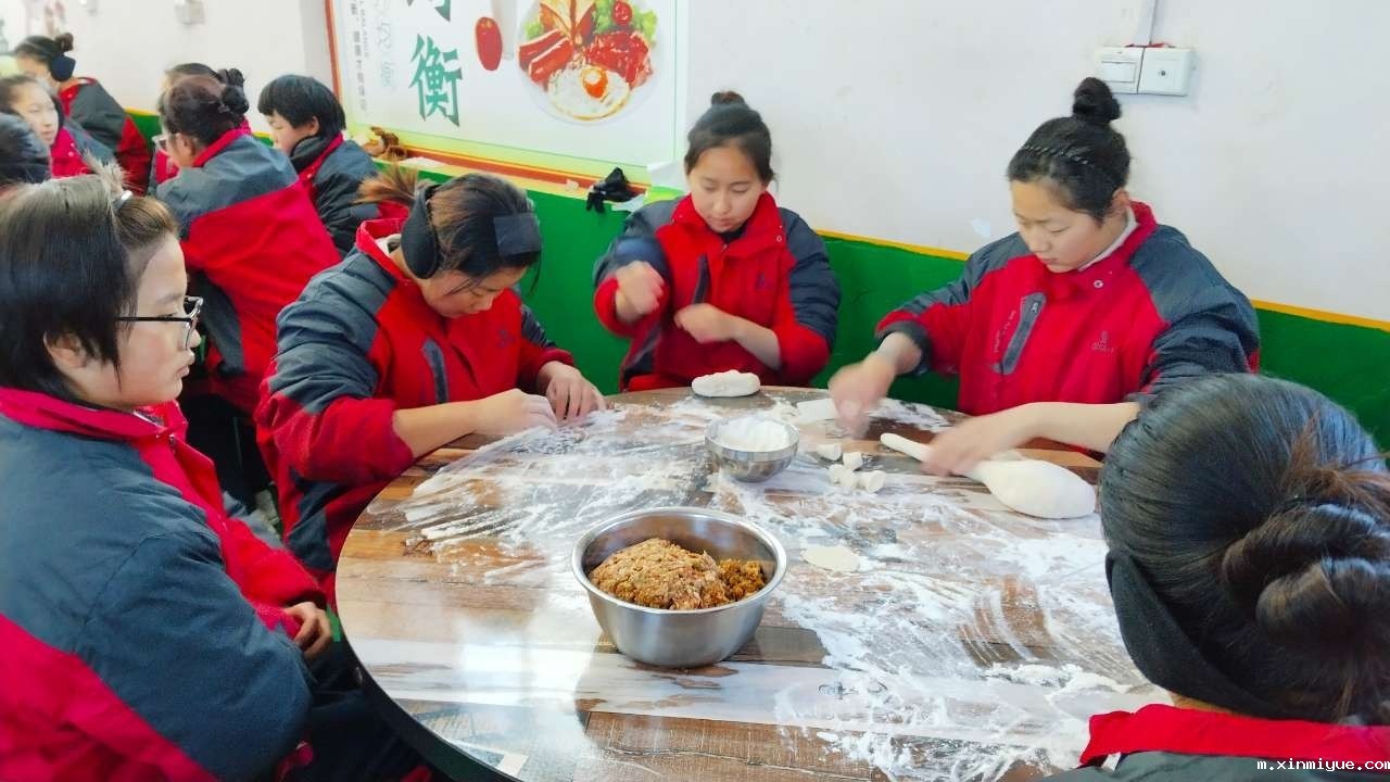 冬至佳节，必威betway中文官网学子齐聚一堂，包饺子品味温馨时光_m.xinmiyue.com