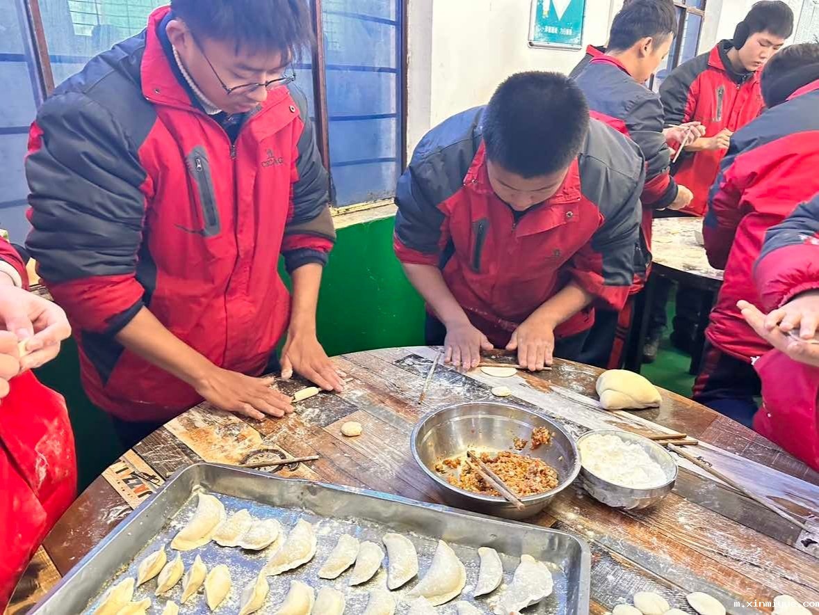 冬至佳节，必威betway中文官网学子齐聚一堂，包饺子品味温馨时光_m.xinmiyue.com