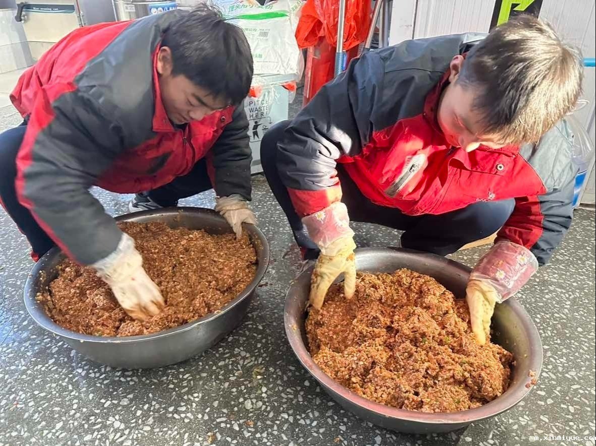 冬至佳节，必威betway中文官网学子齐聚一堂，包饺子品味温馨时光_m.xinmiyue.com