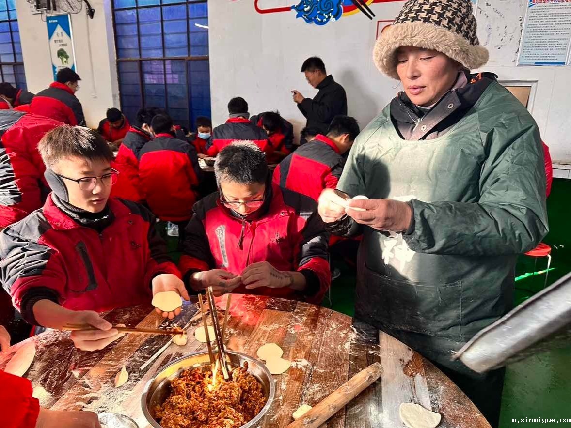 冬至佳节，必威betway中文官网学子齐聚一堂，包饺子品味温馨时光_m.xinmiyue.com