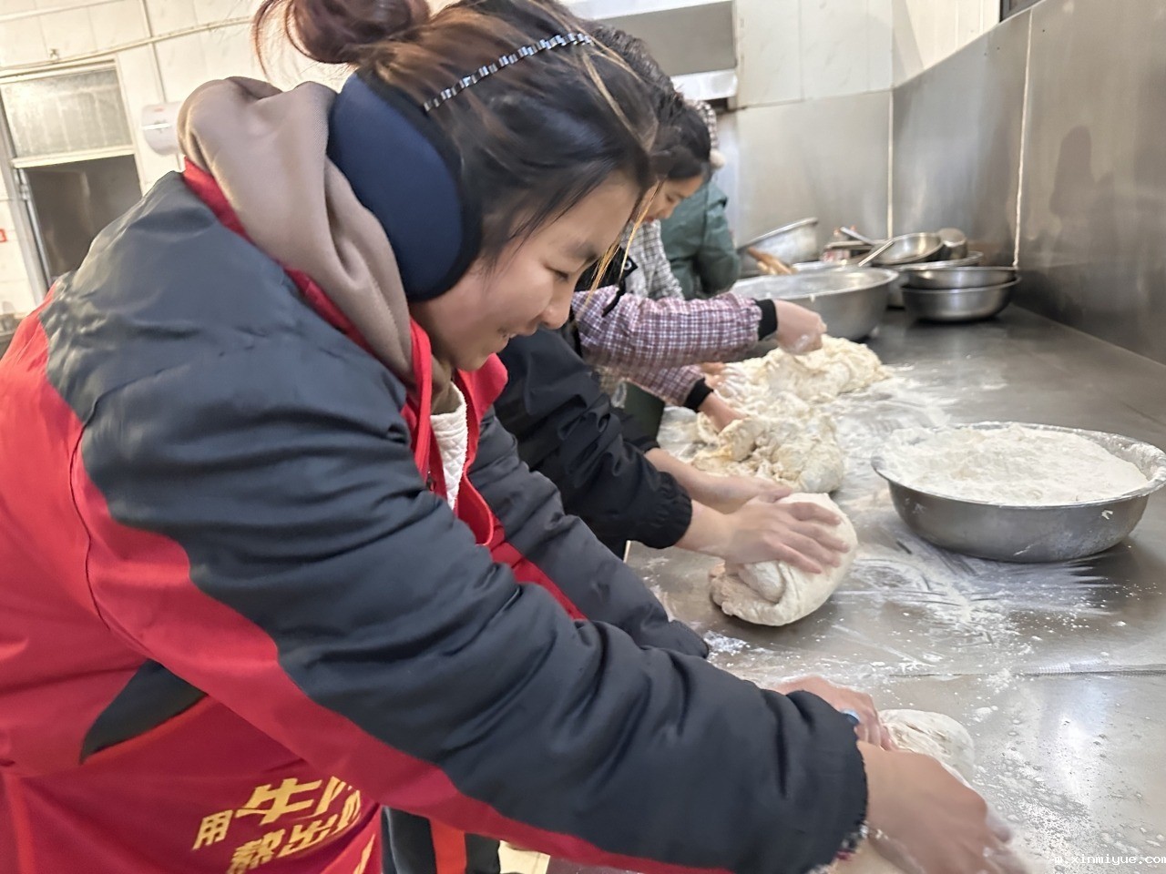 冬至佳节，必威betway中文官网学子齐聚一堂，包饺子品味温馨时光_m.xinmiyue.com