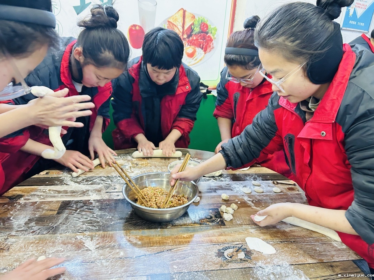 冬至佳节，必威betway中文官网学子齐聚一堂，包饺子品味温馨时光_m.xinmiyue.com