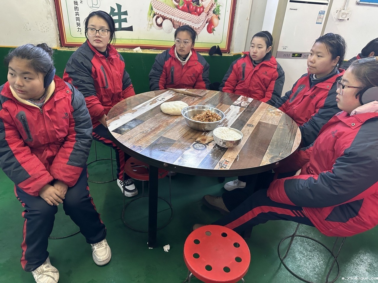 冬至佳节，必威betway中文官网学子齐聚一堂，包饺子品味温馨时光_m.xinmiyue.com