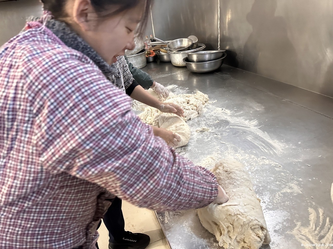 冬至佳节，必威betway中文官网学子齐聚一堂，包饺子品味温馨时光_m.xinmiyue.com