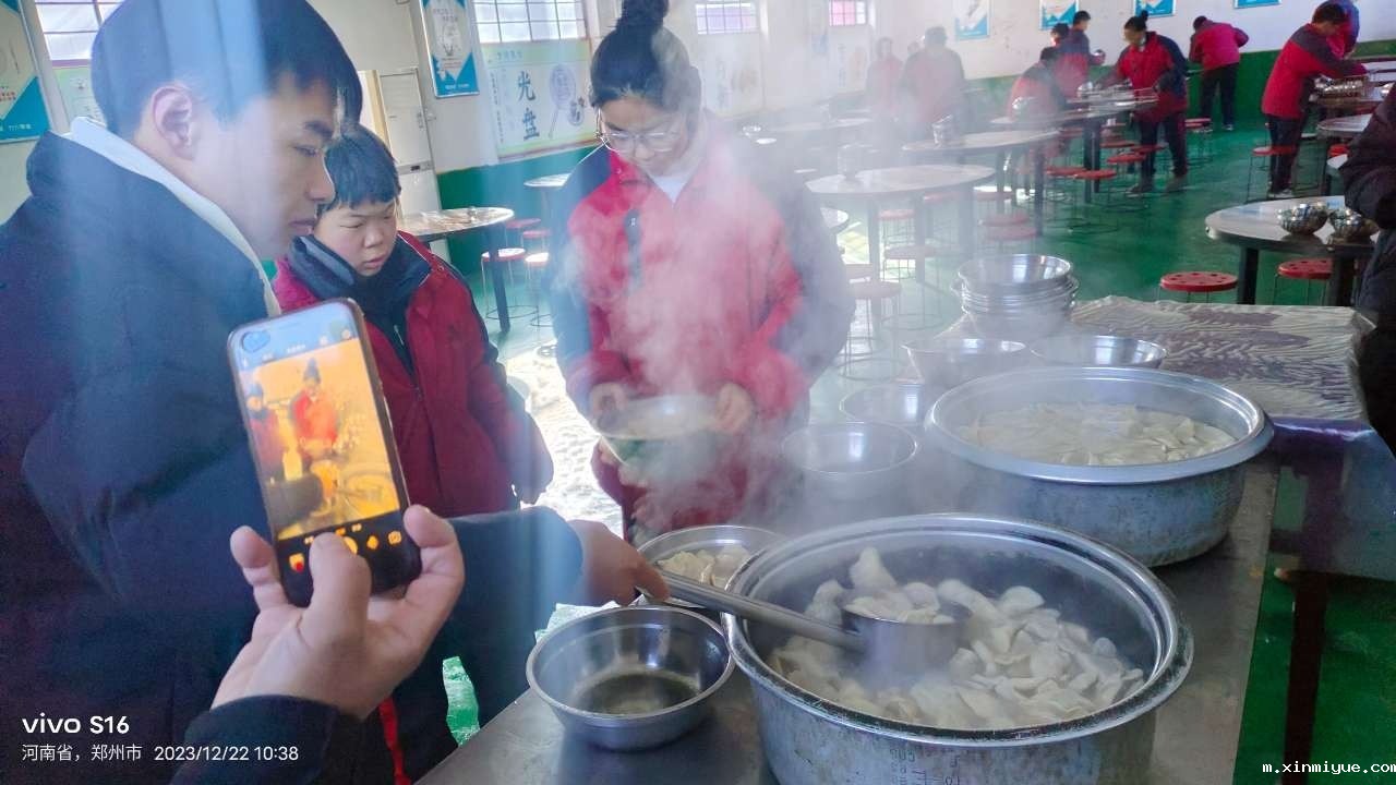 冬至佳节，必威betway中文官网学子齐聚一堂，包饺子品味温馨时光_m.xinmiyue.com